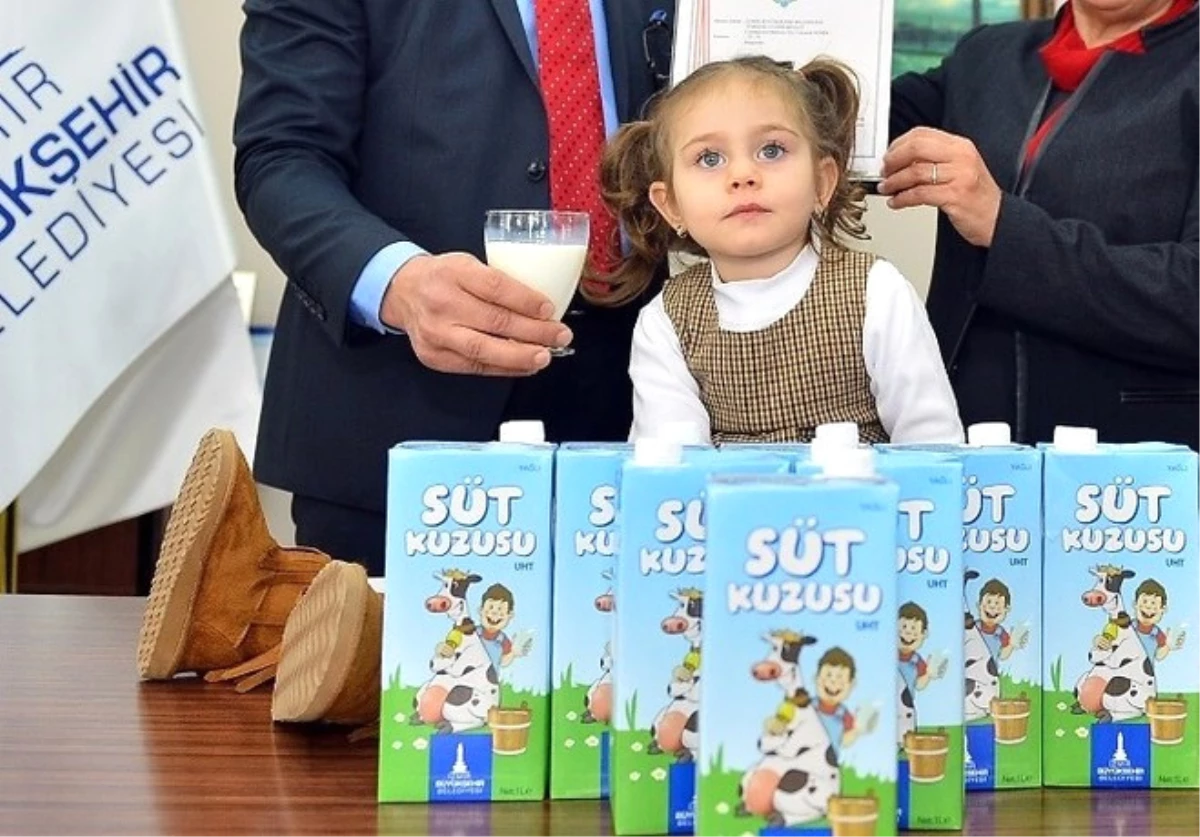 İzmir\'de Sığınmacı Çocuklara da Süt Verilecek