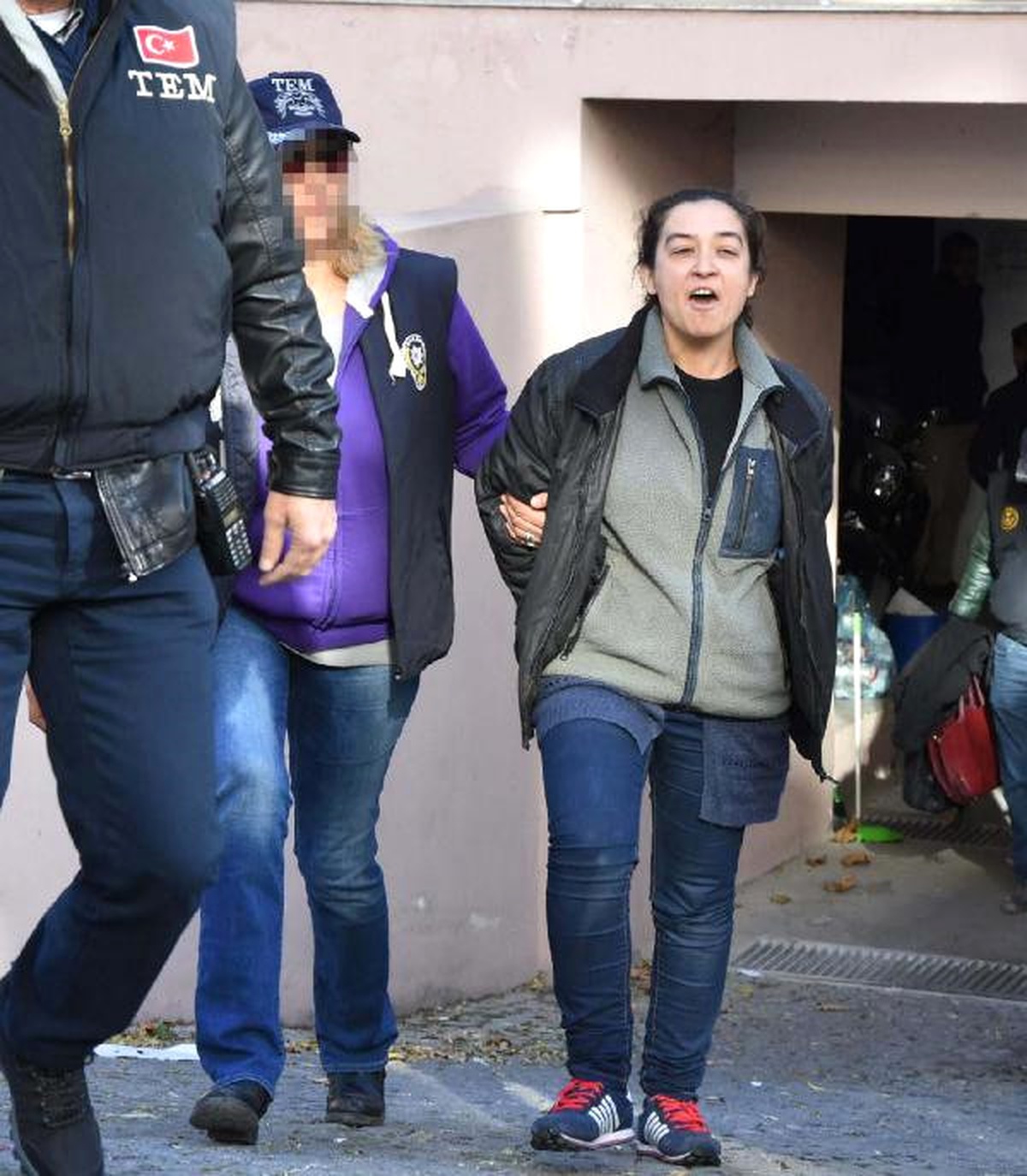 İzmir\'de Yakalanan Kadın Teröristler Adliyeye Sevk Edildi