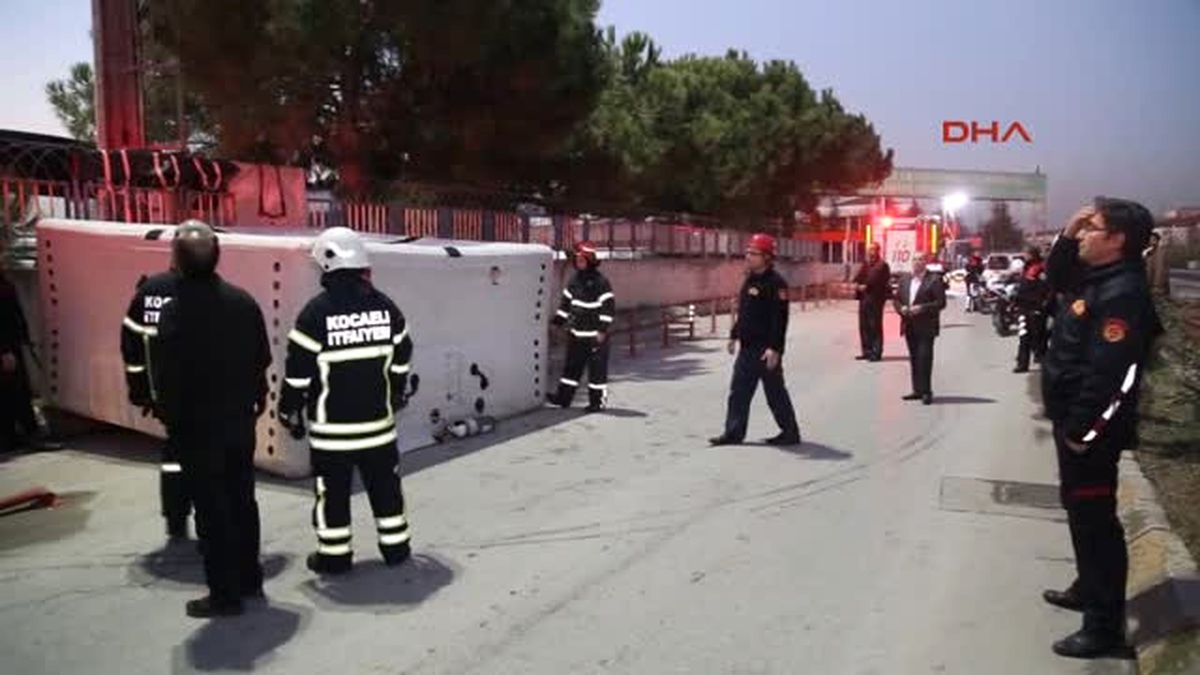Izmit - Intihar Için Elektrik Direğine Çıkan Adamı Polis Ikna Etti