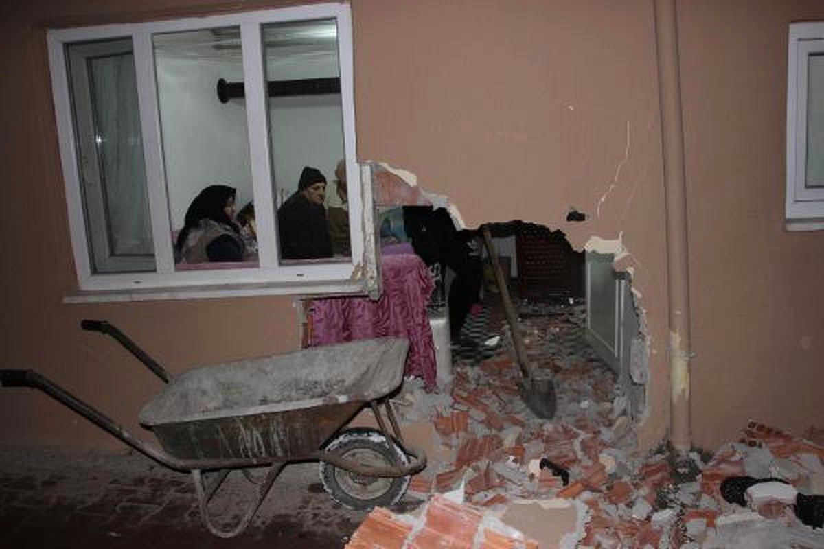 Kayan Otomobil Evin Duvarını Yıktı