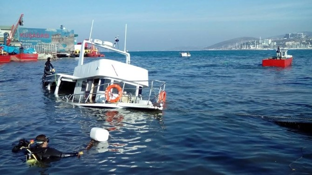Kuşadası\'nda Bakımı Yapılan Tekne Battı