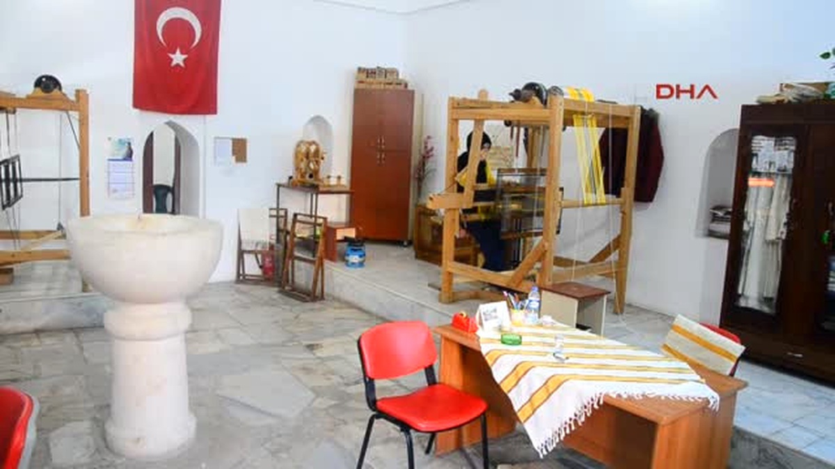 Manisa Tarihi Hamamda Manisa Bezi Dokuyorlar