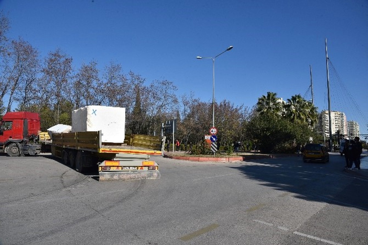 Mermer Yüklü Tır\'ın Patlayan Lastiği Trafiği Aksattı