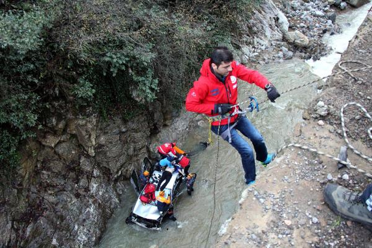 Otomobil Dereye Uçtu: 1 Ölü, 1 Yaralı