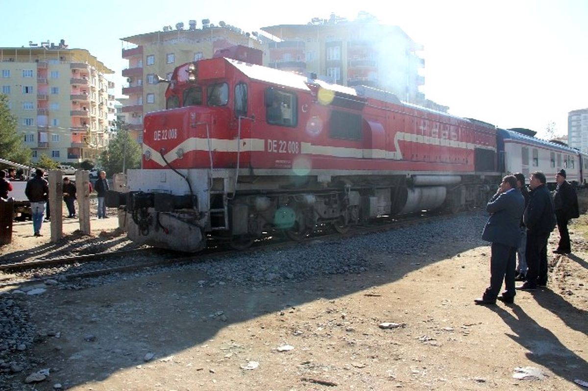 Rayda Kalan Minibüse Tren Çarptı