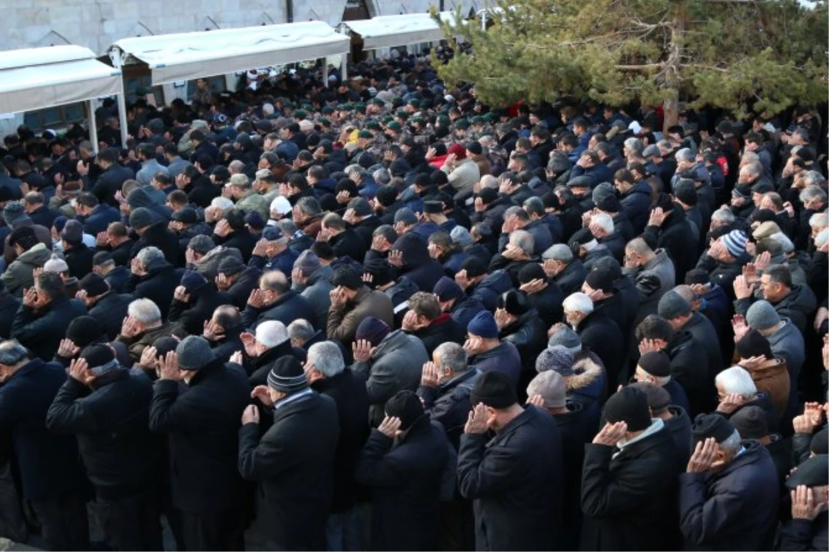 Sivas Kalp Krizinden Ölen Özel Harekat Polisi Toprağa Verildi