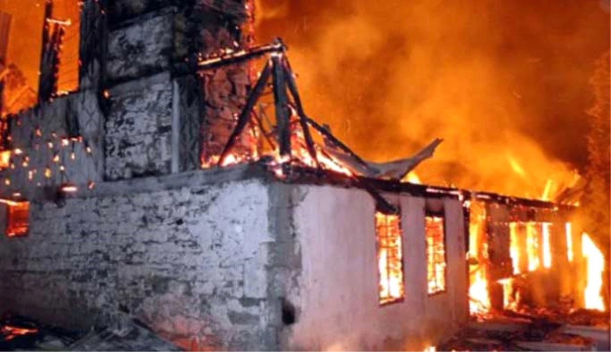 Sivas\'ta Ev Yangını: 2 Ölü