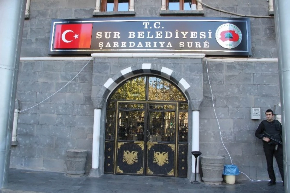 Sur Belediyesi\'ne 15 Yıl Sonra Türk Bayraklı Tabela Asıldı