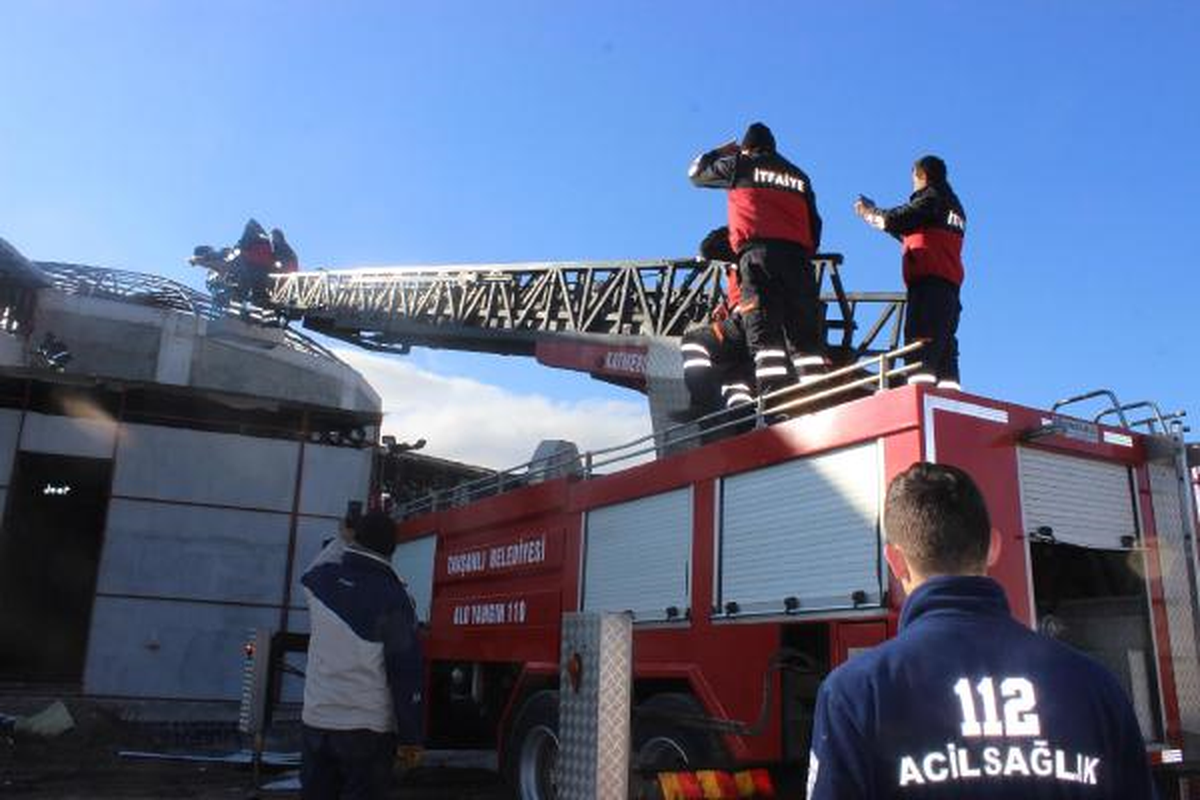 Tavşanlı Buz Pisti Inşaatı Çatısında Yaralanan Işçiyi Itfaiye Ekipleri Indirdi