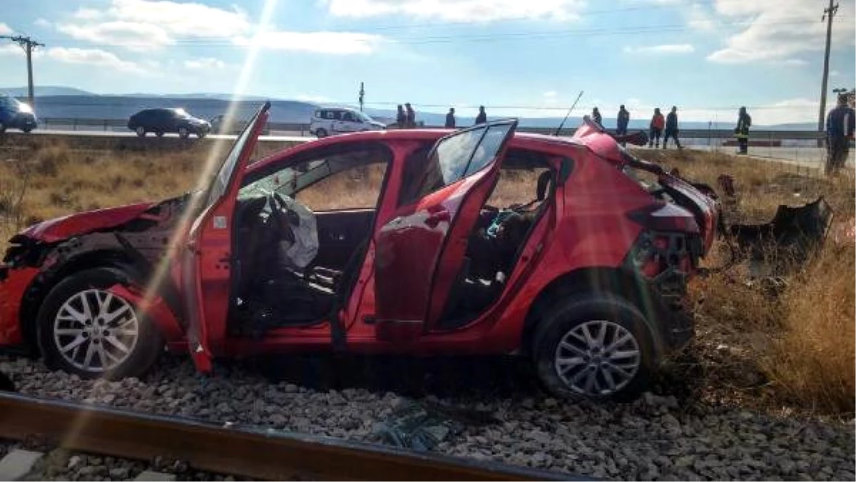 Tren, Hemzemin Geçitte Otomobile Çarptı: 1 Ölü, 3 Yaralı
