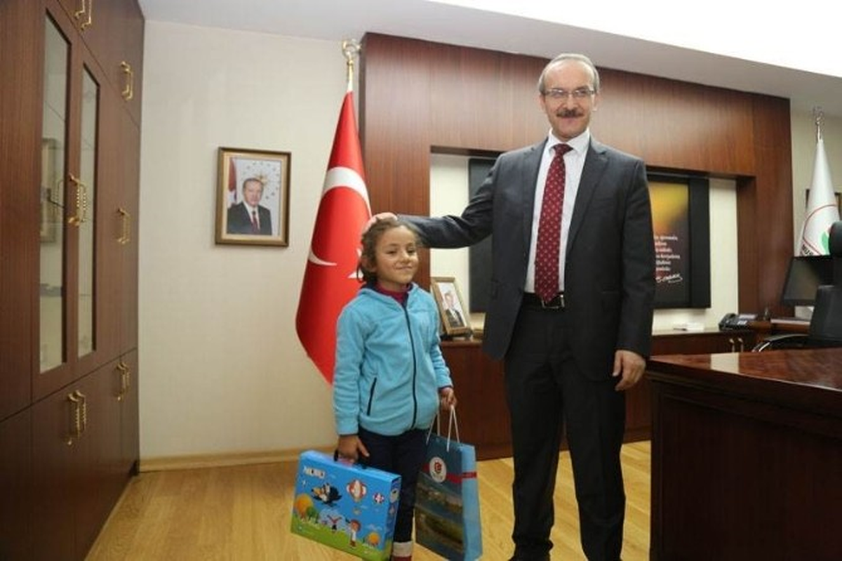 Vali Yavuz\'dan Minik Öğrenciye Tablet