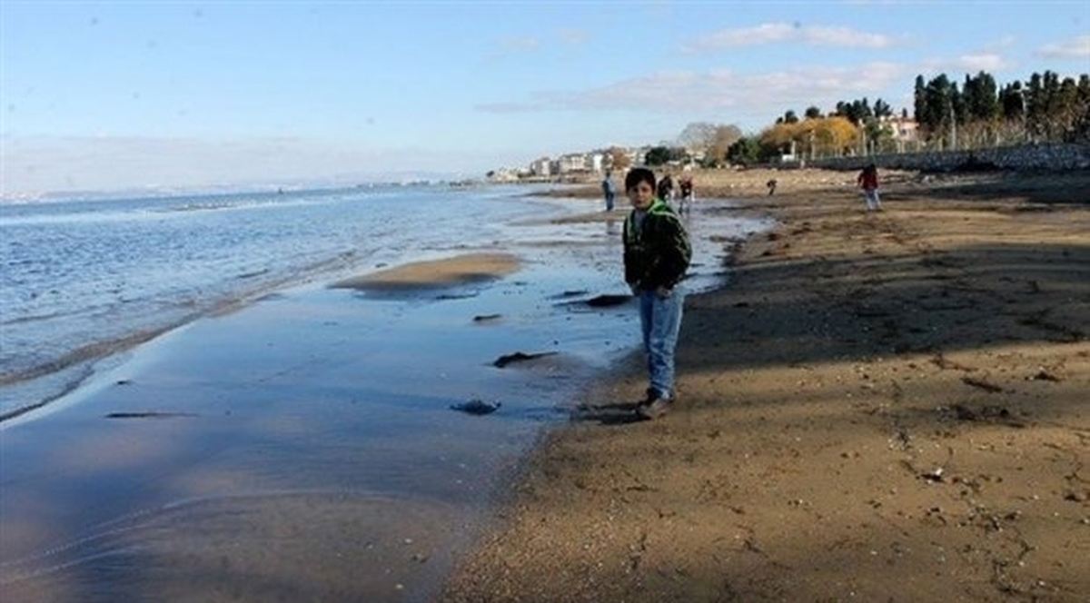Yalova\'da Deniz 10 Metre Çekildi