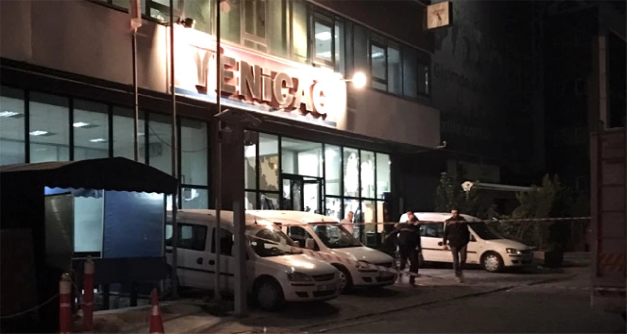 Yeniçağ Gazetesi Binası\'na Taşlı Sopalı Saldırı (1)