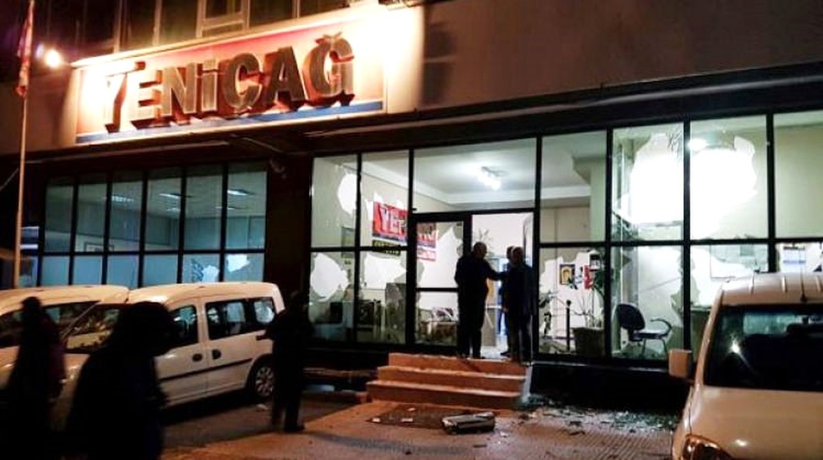 Yeniçağ Gazetesi Binası\'na Taşlı Sopalı Saldırı (1)