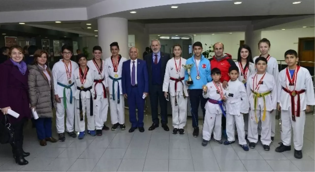 Yıldırımlı Şampiyonlara Ödül