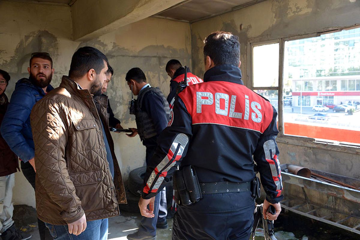 Adana'da Polis Ekipleri Dizi Setine Baskın Yaptı