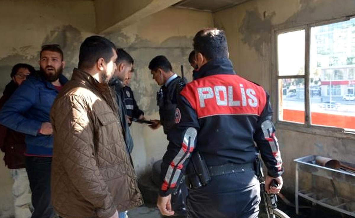 Adana Polisin Dizi Setine Uzun Namlulu Silah Baskını\' Ek Görüntü