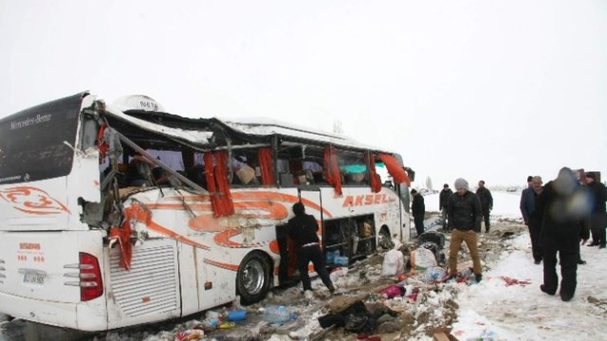 Afyonkarahisar\'da Otobüs Devrildi: 30 Yaralı (2)