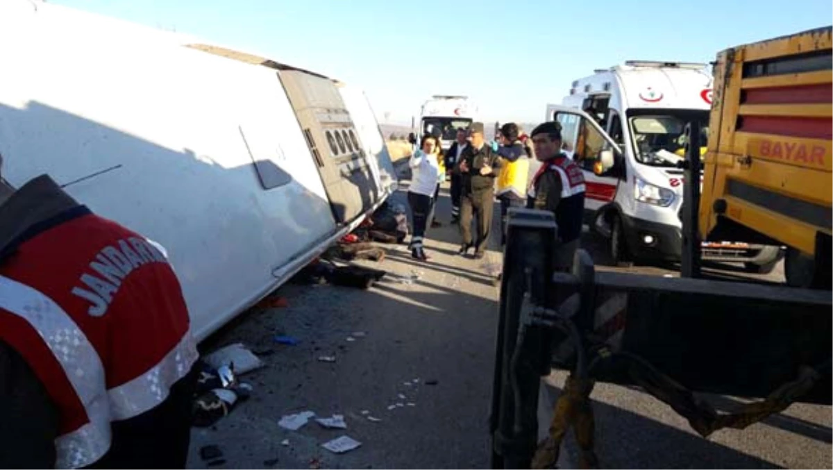 Afyonkarahisar\'da Yolcu Otobüsü Kamyona Çarptı: 25 Yaralı
