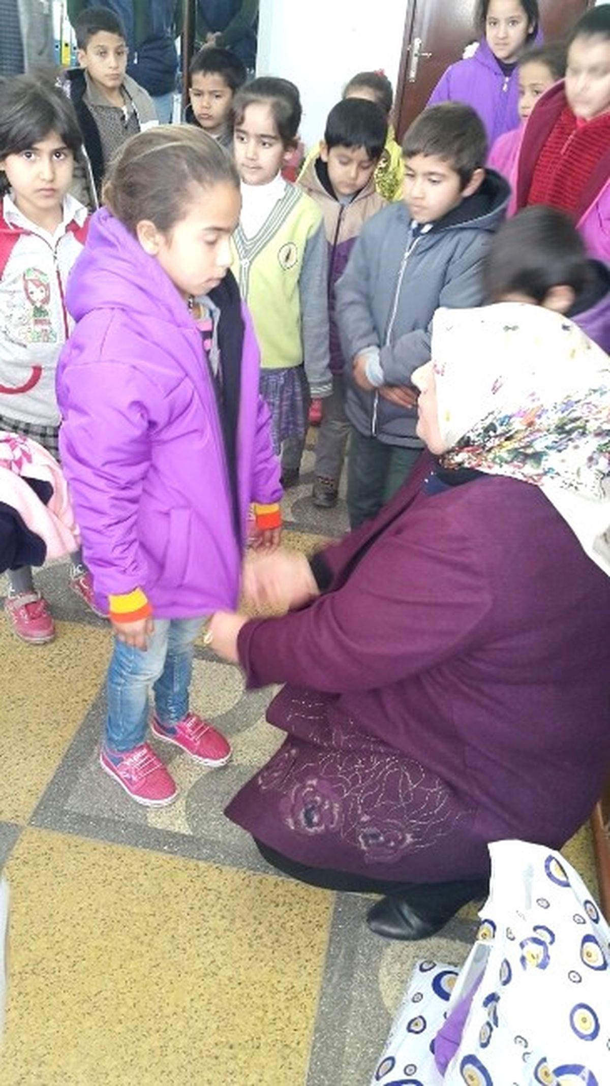 AK Parti Adıyaman Kadın Kollarından Öğrencilere Mont Yardımı