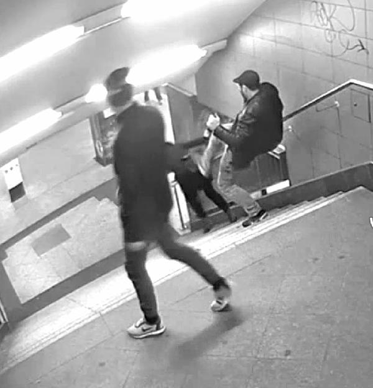 Almanya, Berlin\'deki Kadına Tekmeli Saldırıyı Konuşuyor
