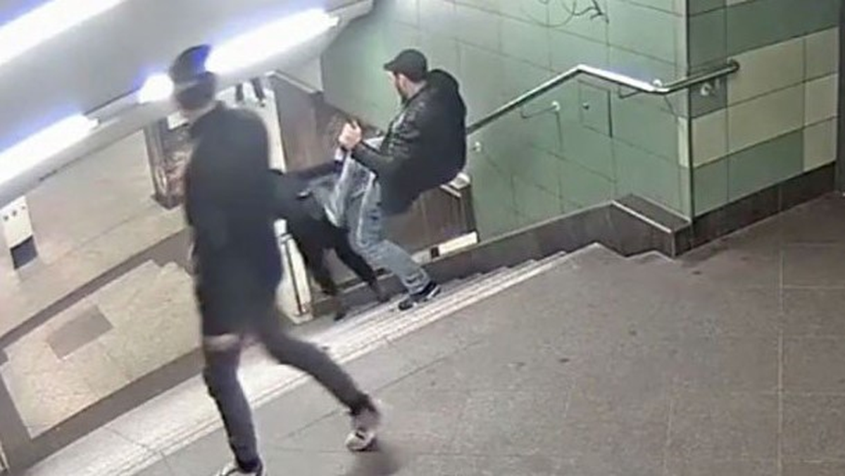 Almanya, Berlin\'deki Kadına Tekmeli Saldırıyı Konuşuyor
