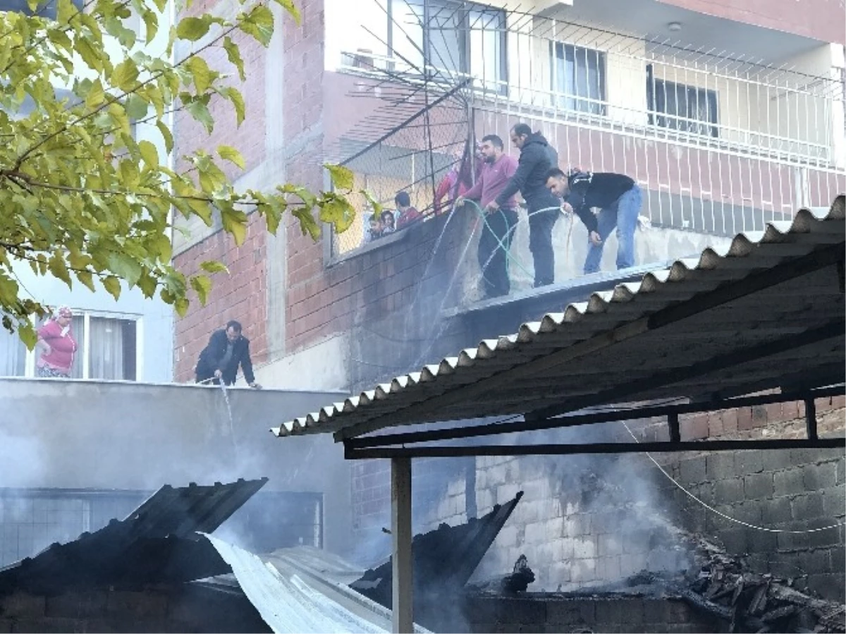 Aydın\'da Apartman Sakinleri Yangını Hortumlarla Söndürdü