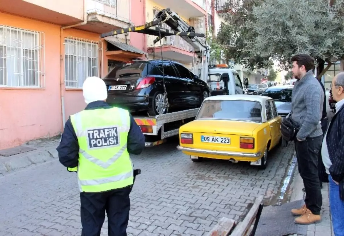 Aydın\'da Cami Yakınına Parkedilen İkiz Plakalı Araçlar Paniğe Yol Açtı