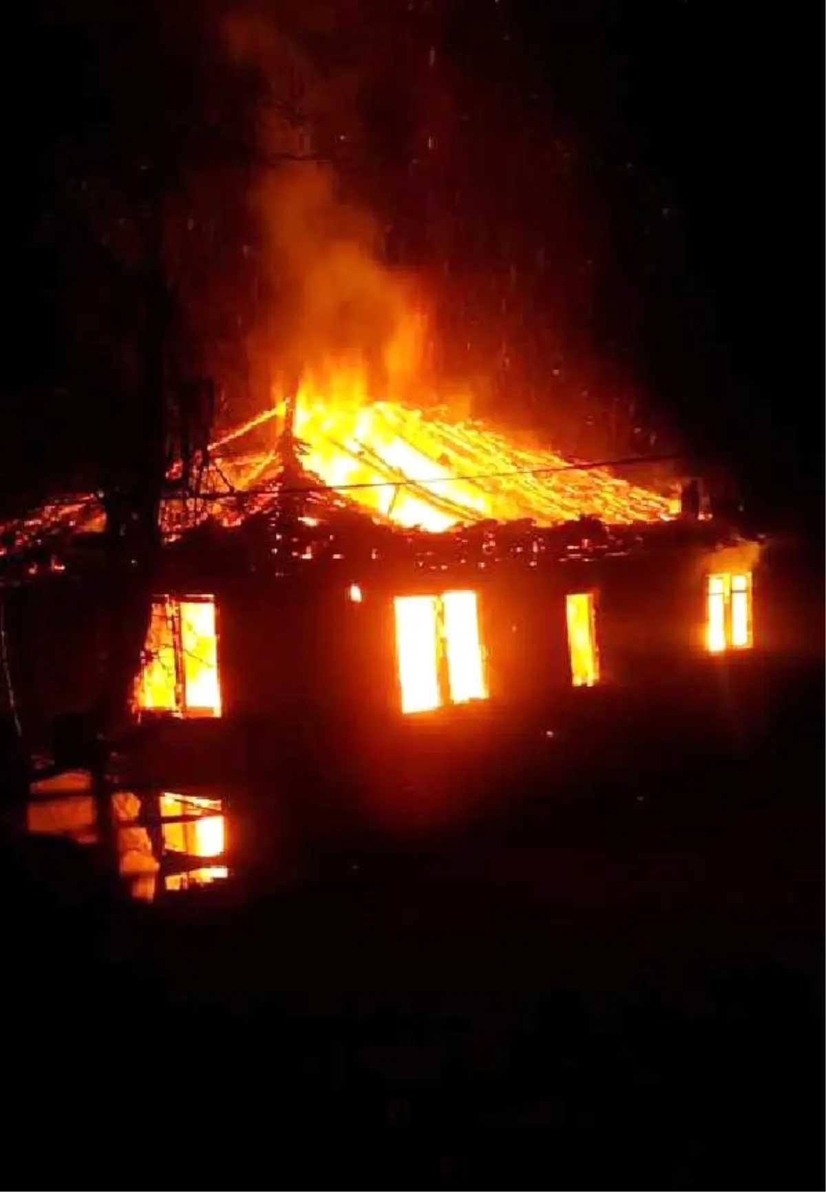 Bartın'da 2 Katlı Ahşap Ev Yandı