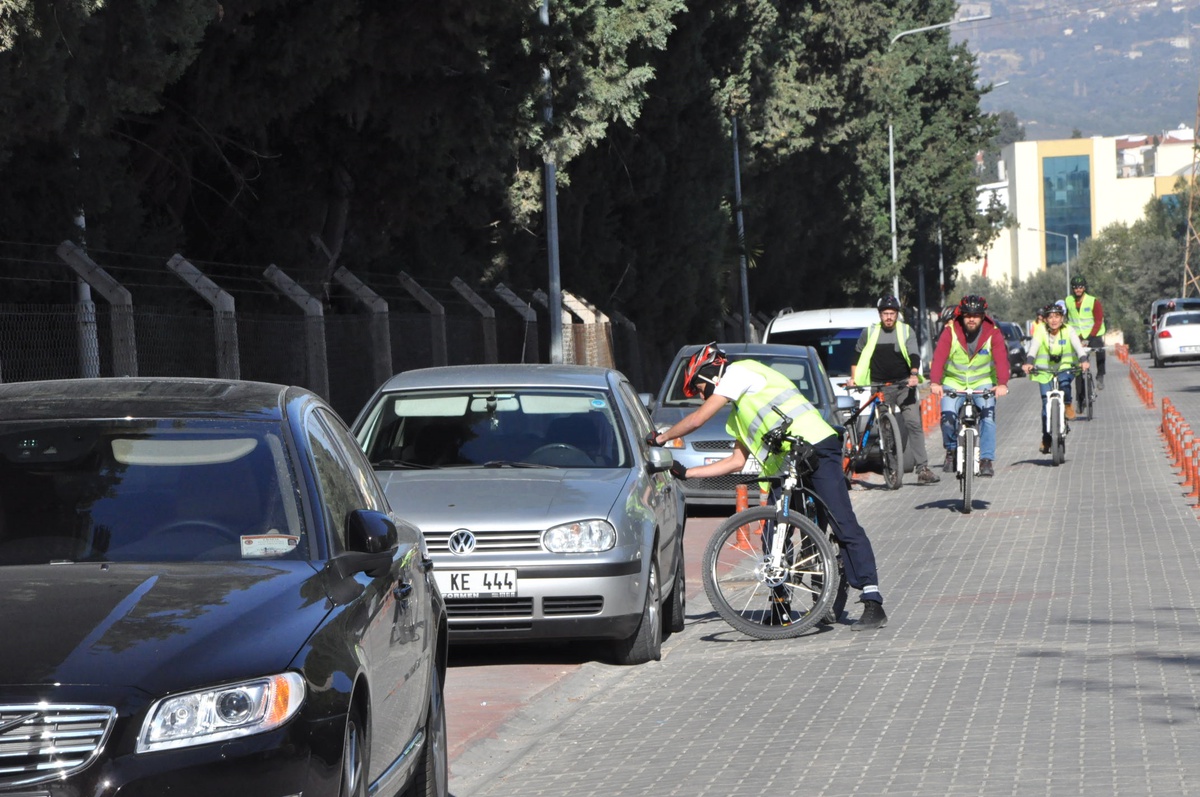 "Bisiklet yolu. Lütfen park etmeyiniz. Bizi tehlikeye atmayın"
