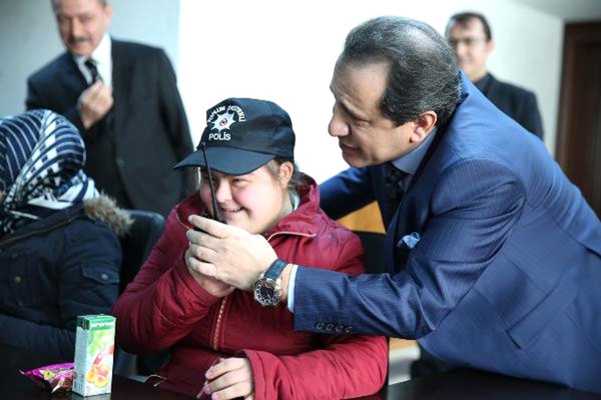 Bursa\'da Down Sendromlu Emine\'den Polislere Anlamlı Anons
