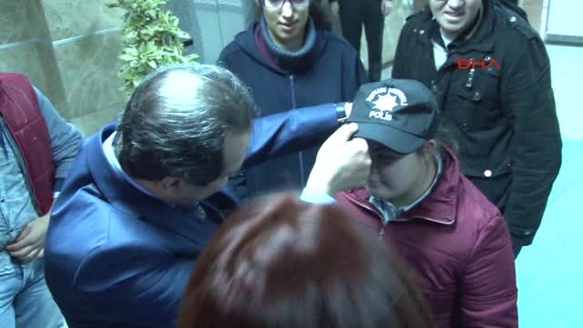 Bursa\'da Down Sendromlu Emine\'den Polislere Anlamlı Anons
