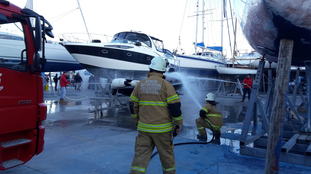 Çeşme Marina\'da Gerçeğini Aratmayan Yangın Tatbikatı