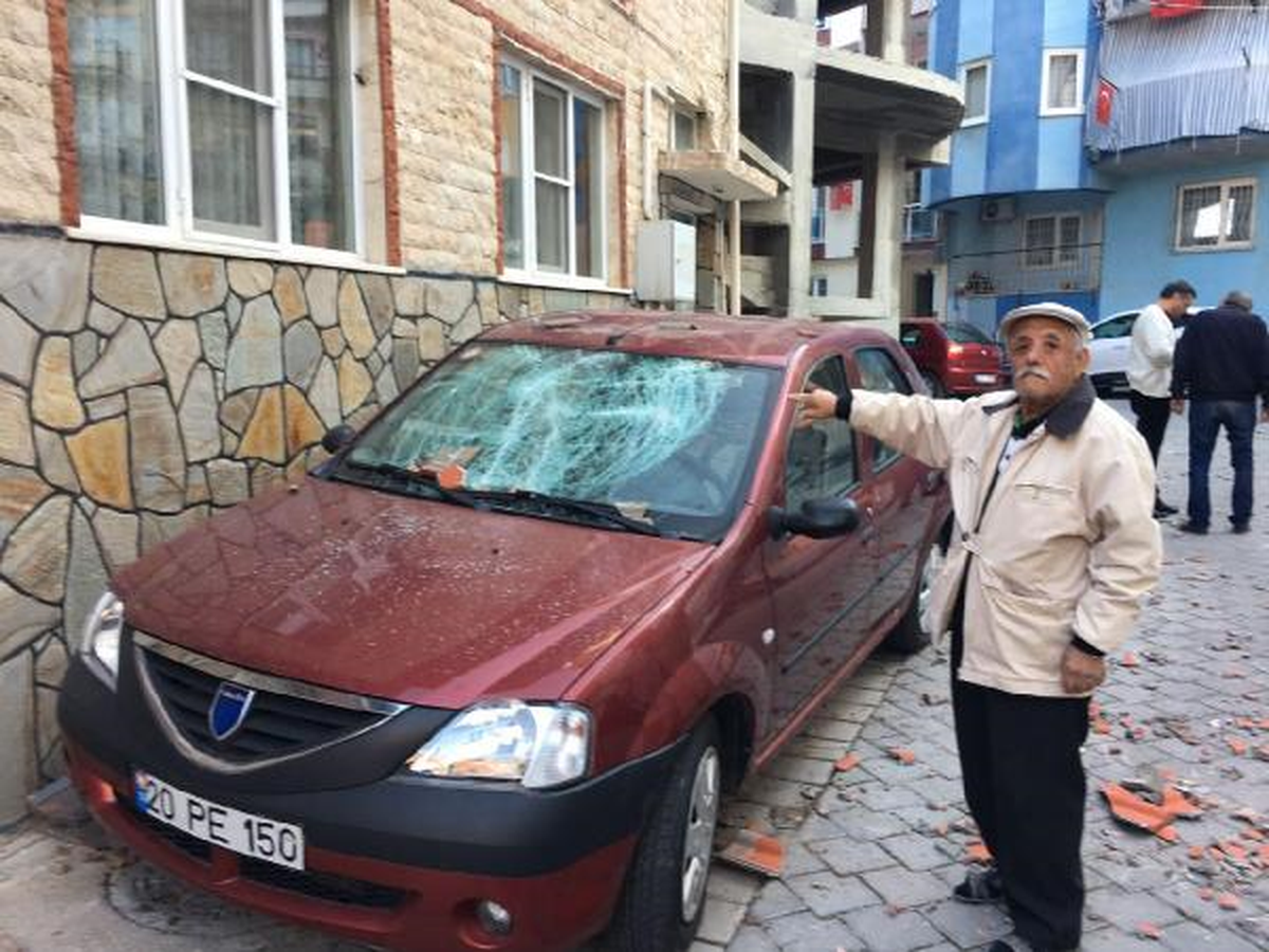 Cezaevinden Tahliye Oldu, Ne Bulduysa Sokağa Fırlattı