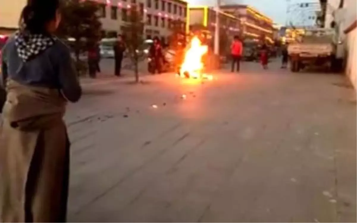 Çin'de Tibetli Rahip Kendisini Yaktı