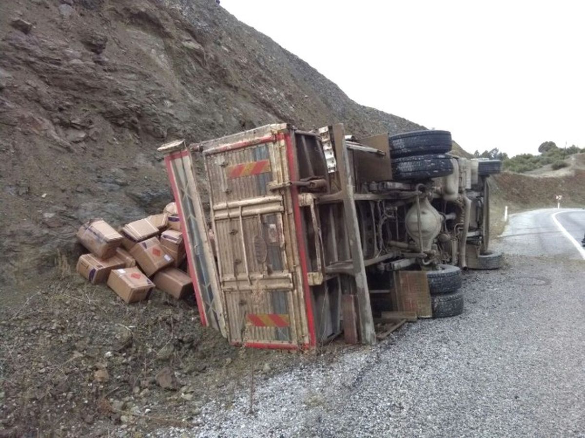 Dinamit Yüklü Kamyon Kaza Yaptı! Dinamitler Yola Saçıldı