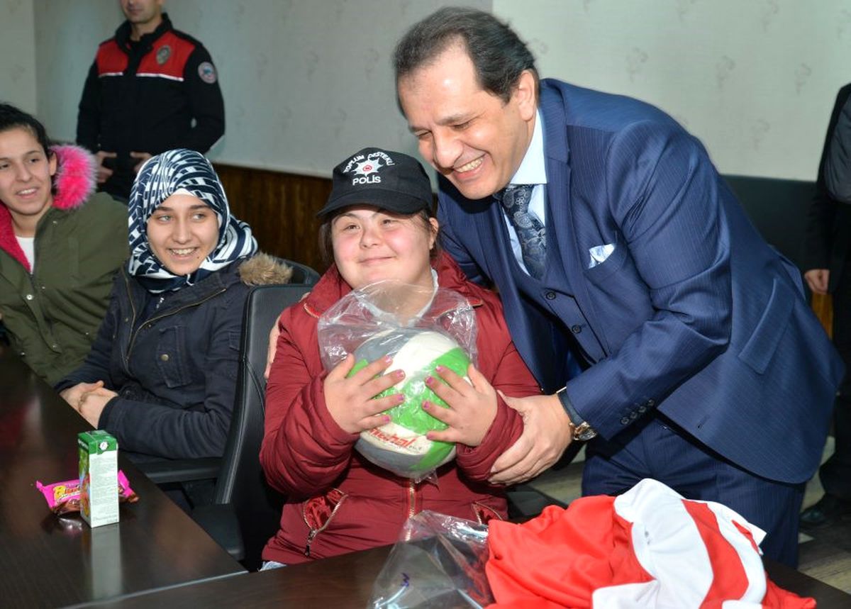 Down Sendromlu Öğrenciden Polisleri Duygulandıran Anons