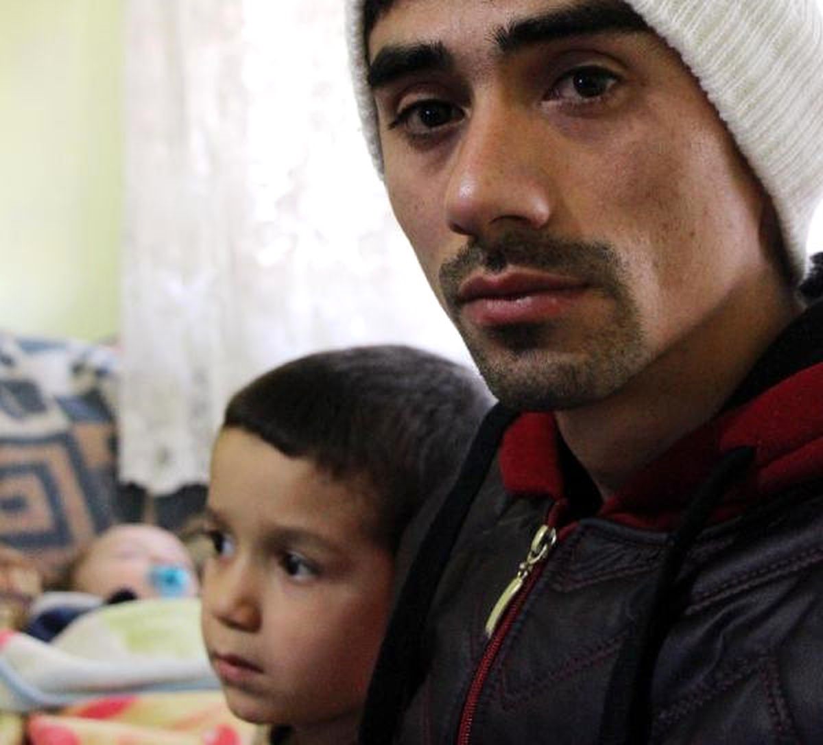 Eşi Evi Terk Etti, 2 Çocuğuna Hem Annelik Hem Babalık Yapıyor