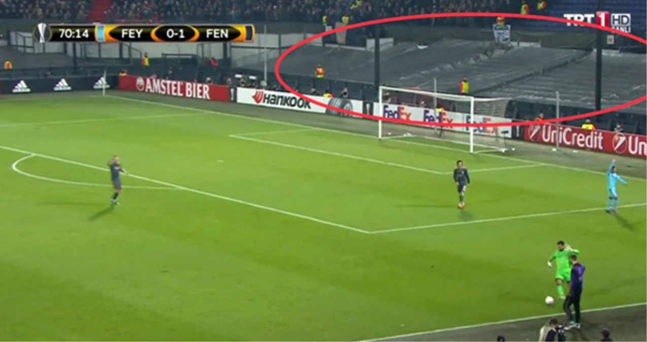 Feyenoord, Yabancı Madde Atılmaması İçin Ön Tribünlere Seyirci Almadı