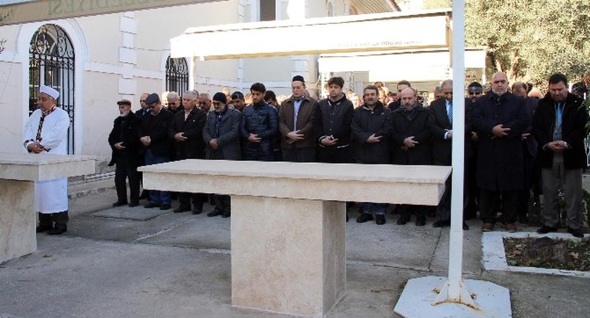 Halep\'te Katledilen Müslümanlar İçin Gıyabi Cenaze Namazı