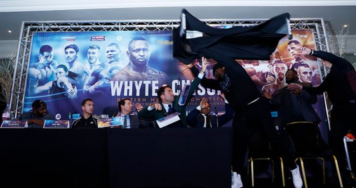 İngiliz Boksör, Basın Toplantısında Rakibine Masayı Fırlattı