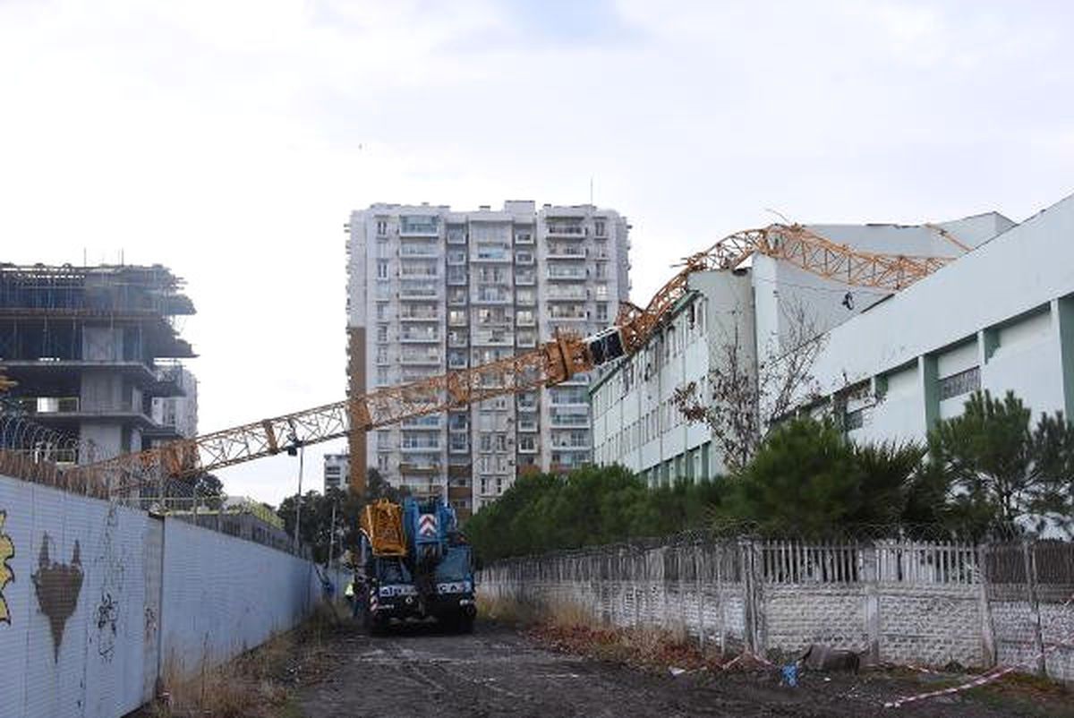 İzmir\'de Okulun Üzerine Kule Vincin Devrilmesi
