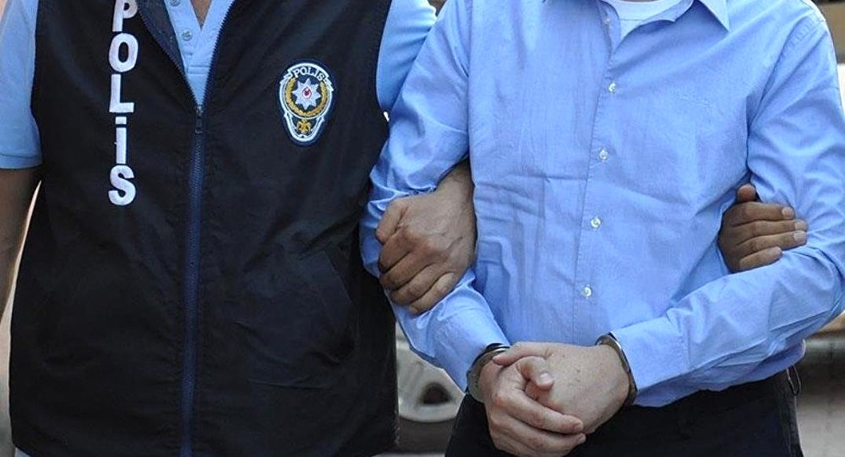 İzmir\'de Ünlü İş Adamlarına Operasyon: 7 Gözaltı