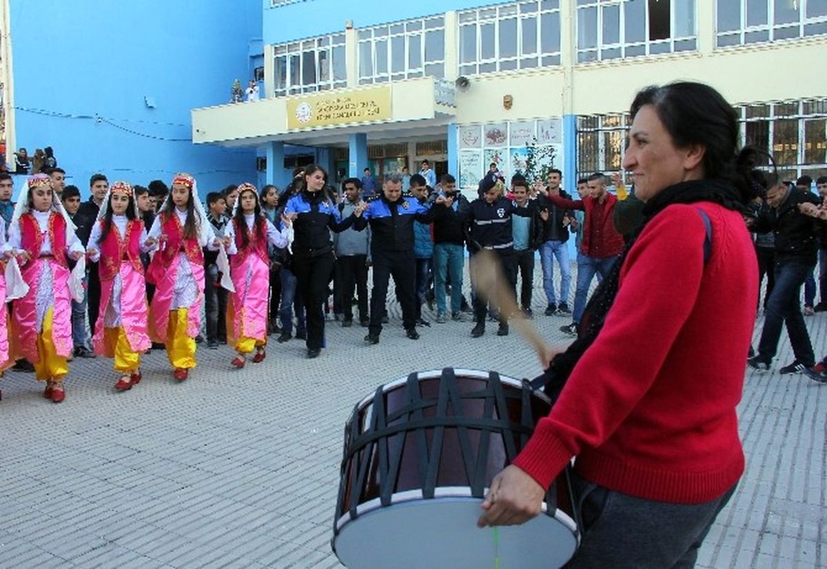 Kadın Davulcu Çaldı, Polis ve Öğrenciler Halay Çekti