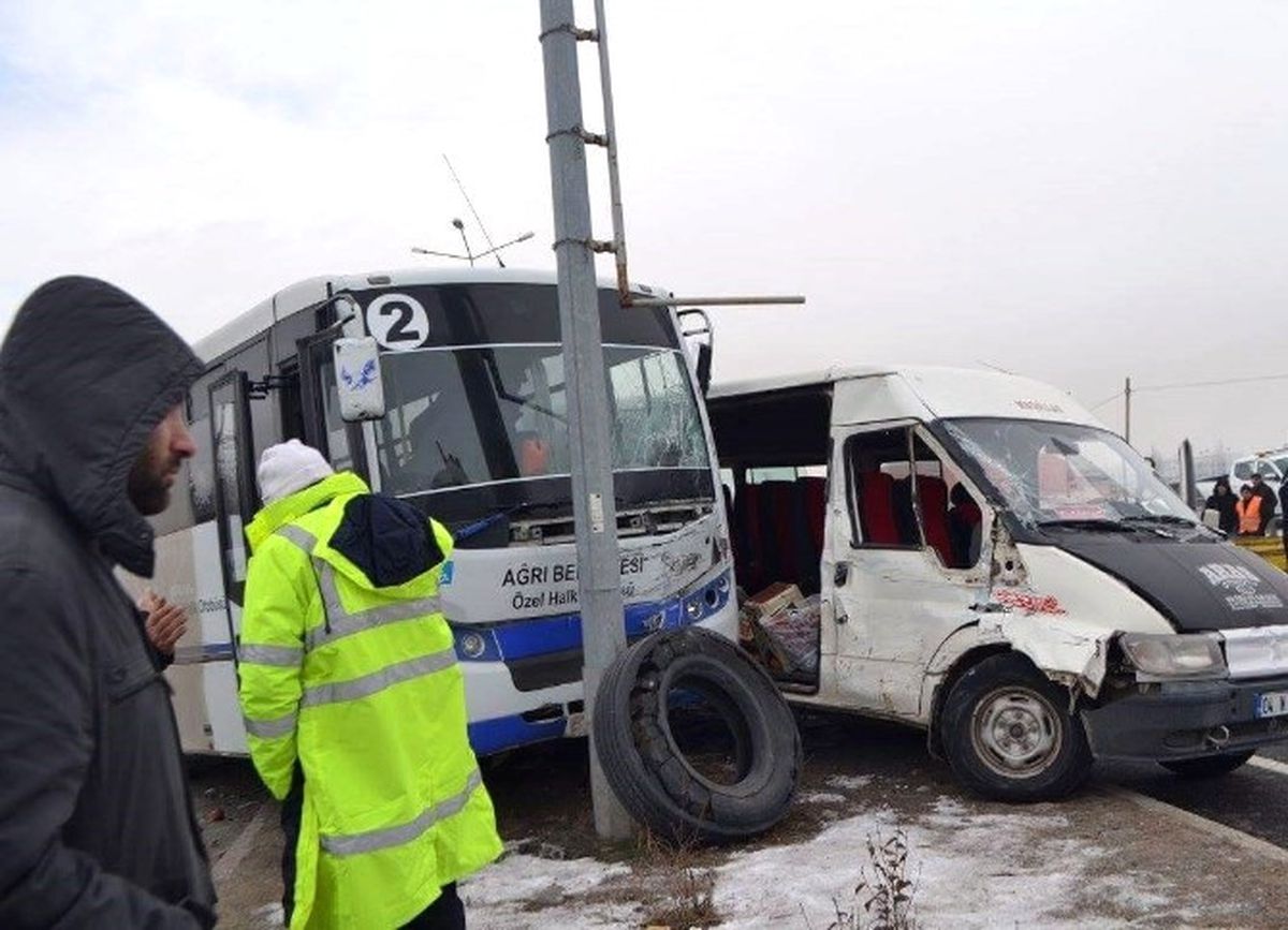 Minibüsler Çarpıştı: 1 Ölü, 9 Yaralı