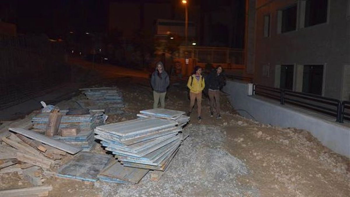 Öğrenciler Karanlıkta İnşaat Sahasından Geçerek Okula Gidiyor