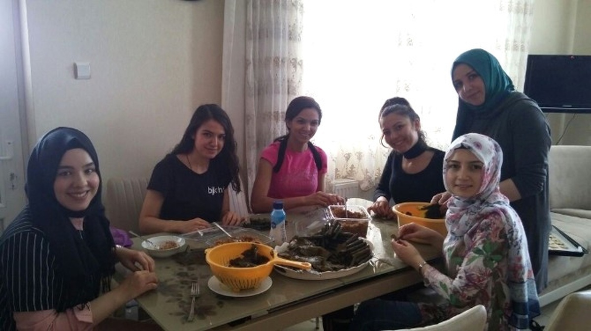 Öğretmenlerden Nöbet Tutan Polislere Börek ve Poğaça İkramı