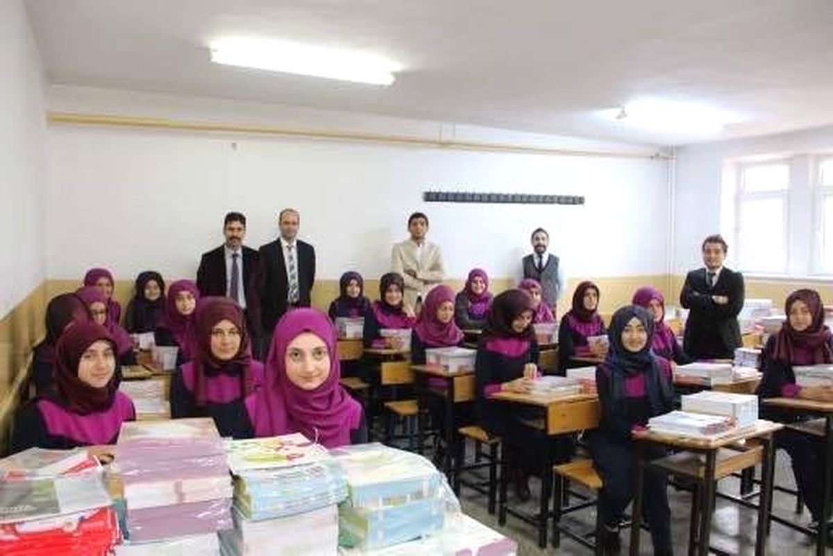 Oltu Kız Anadolu İmam Hatip Lisesine 90 Bin Liralık Kitap Yardımı