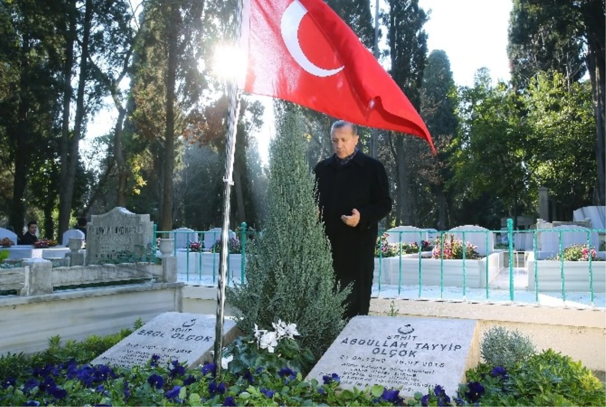Erdoğan\'dan Şehit Erol Olçok ve Oğlunun Mezarına Ziyaret