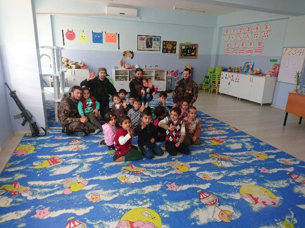 Özel Harekat Polislerinden Öğrencilere Kırtasiye Yardımı